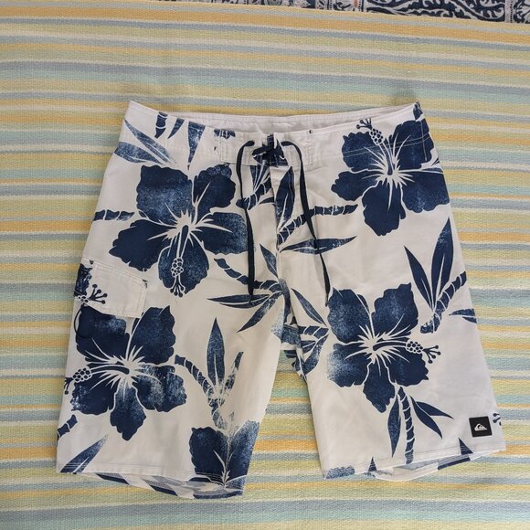 ⭐ Quicksilver Hibiscus Navy/White Boardshorts Size 36 - Picture 1 of 9